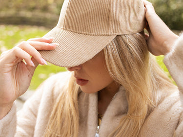 BONÉ ELEANOR BEIGE.2