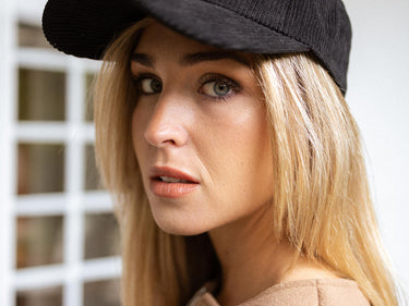 BONÉ ELEANOR BLACK.